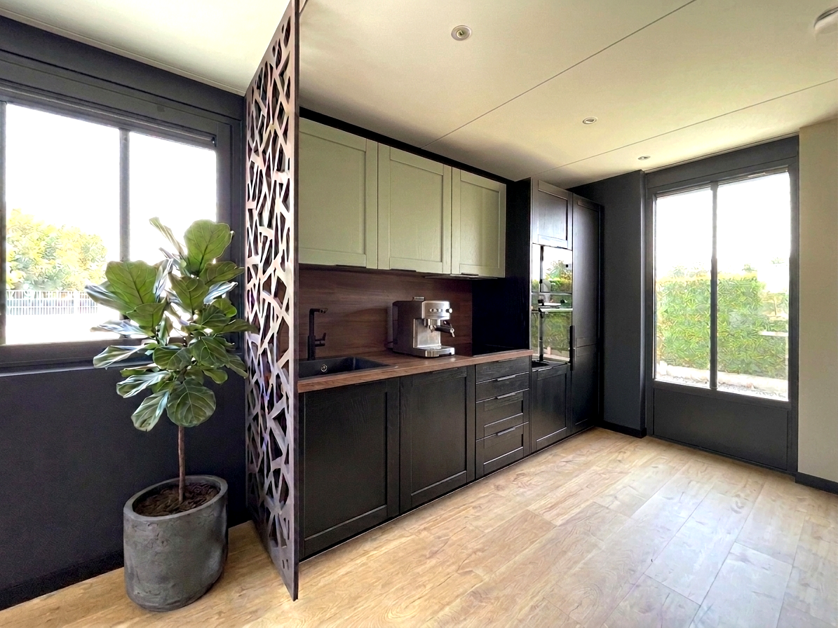 Espace cuisine d'entreprise avec claustra, parquet et décoration contemporaine à Cholet